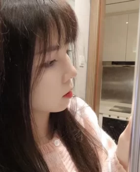 刚成年出来的小嫩妹