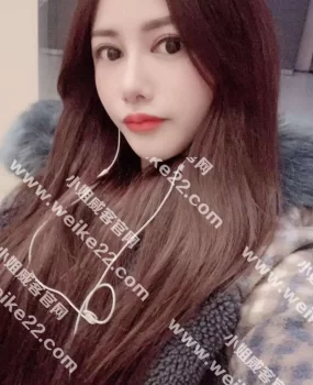 像是网红外围的美女江江妹